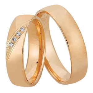 Rosaguld vielsesringe fra Nuran med fire brillanter på dameringen